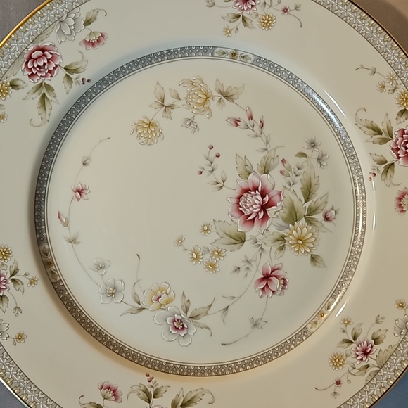 New Mikasa Grande Ivory Devonshire 12" Round Chop Plate Serving Platter L2825 - Picture 3 of 9